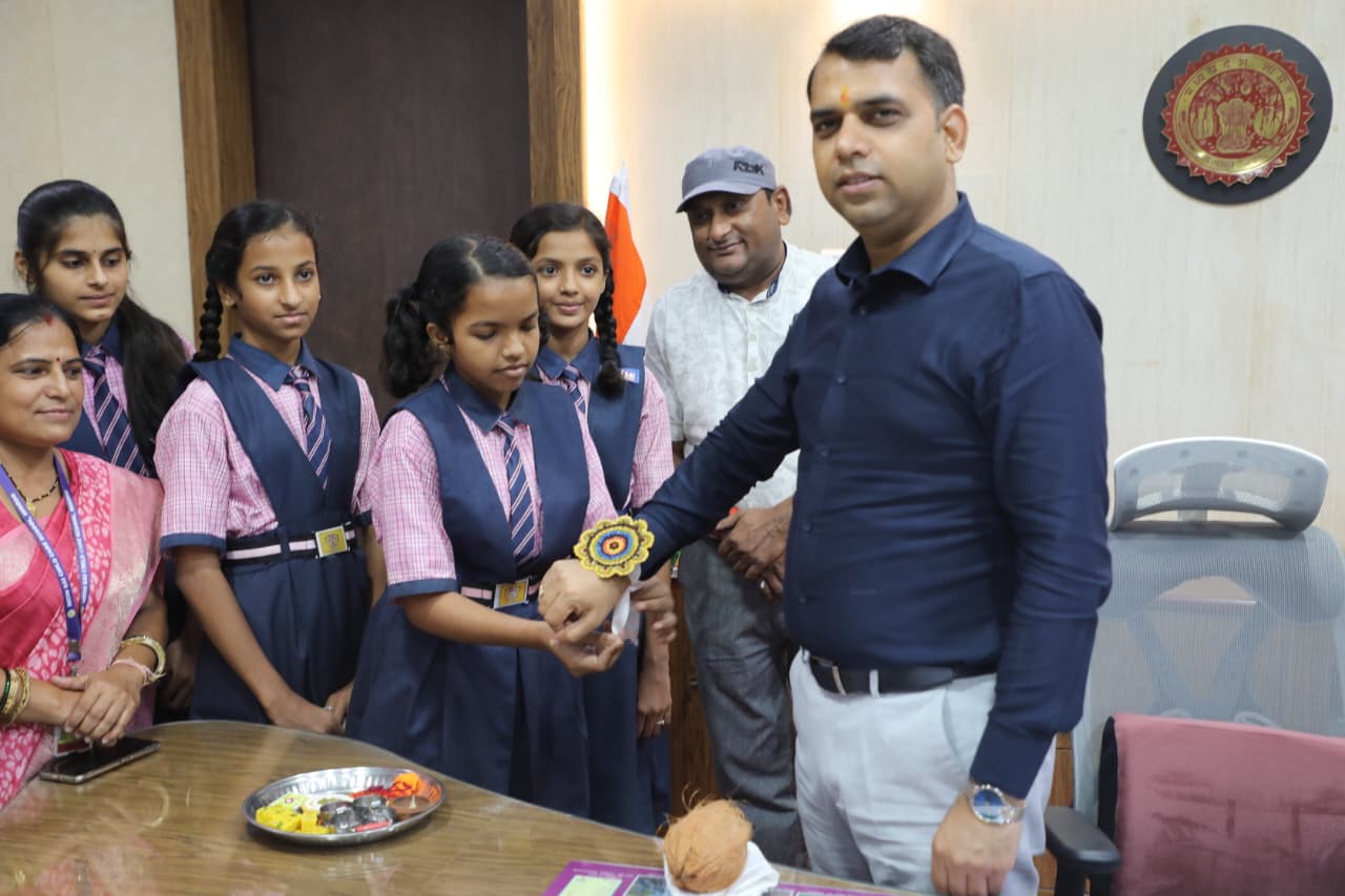रक्षाबंधन पर छात्राओं ने कलेक्टर सोमेश मिश्रा को बांधी इको फ्रेंडली राखी