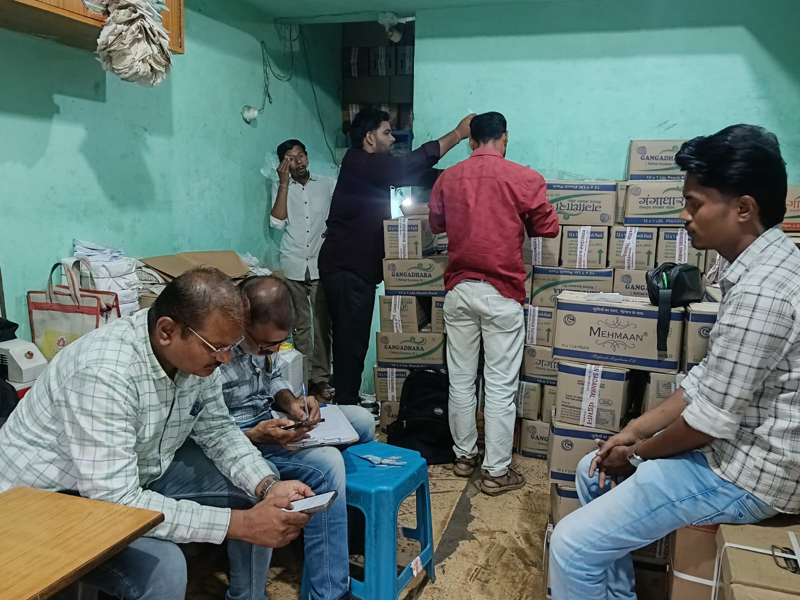 त्योहारों से पहले खाद्य सुरक्षा विभाग की सख्ती, इटारसी में तेल और किराना दुकानों से लिए 8 नमूने