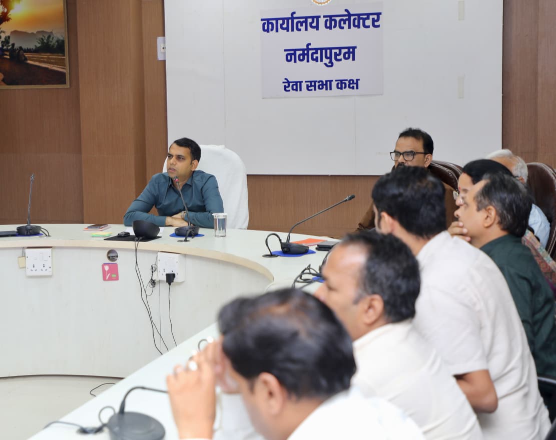 मुख्यमंत्री जनविश्वास अभियान की शिकायतों का शत-प्रतिशत निराकरण करें, लापरवाही पर नोटिस: कलेक्टर सोमेश मिश्रा
