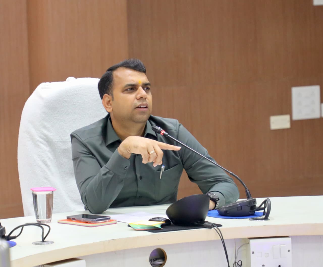 सीएम हेल्पलाइन में खराब प्रदर्शन पर कलेक्टर सख्त, C और D ग्रेड वाले विभागों पर जुर्माना