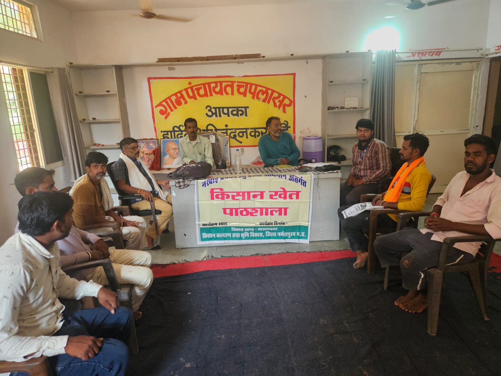 माखननगर के चपलासर और आंखमऊ में लगी किसान खेत पाठशाला, किसानों को नरवाई नहीं जलाने के लिए किया प्रेरित