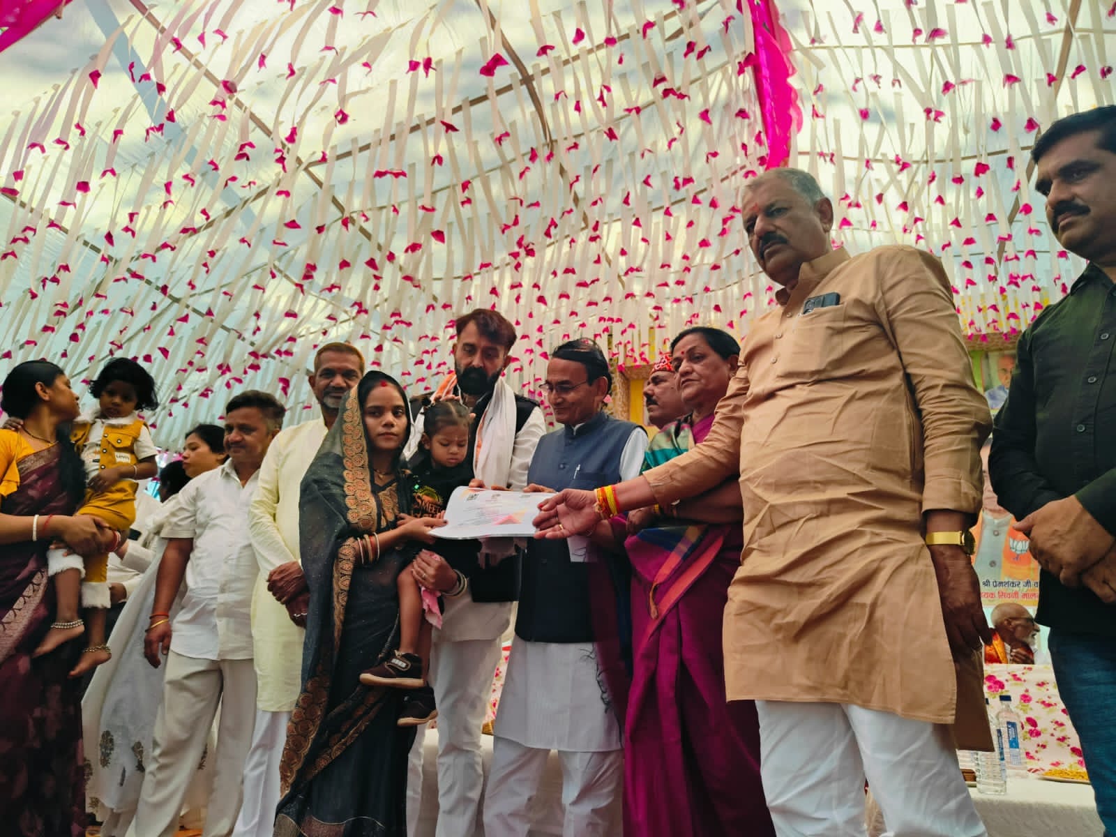 हिरनखेड़ा में मुख्यमंत्री जनविश्वास अभियान के तहत लगा जनसंवाद शिविर, ग्रामीणों की सुनी समस्याएं