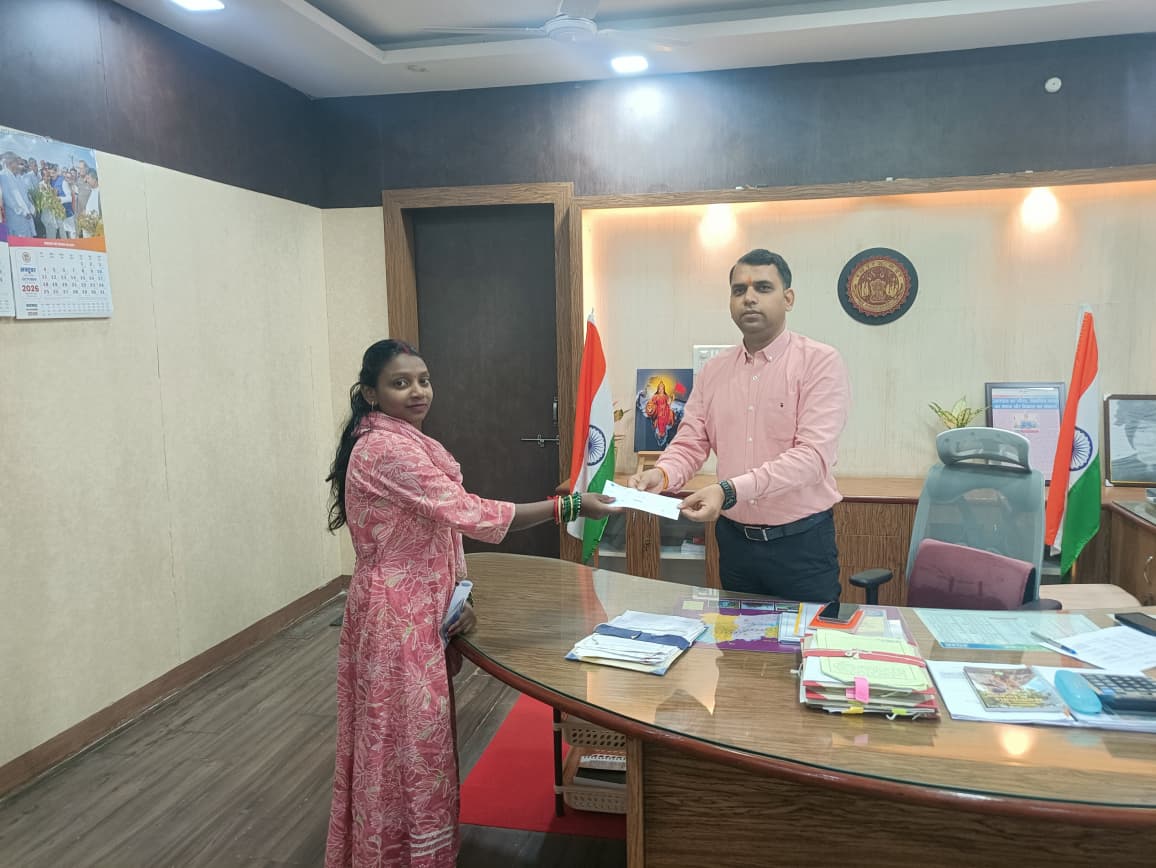 माता-पिता के निधन के बाद आर्थिक संकट से जूझ रही पलक को इलाज के लिए मिली आर्थिक सहायता