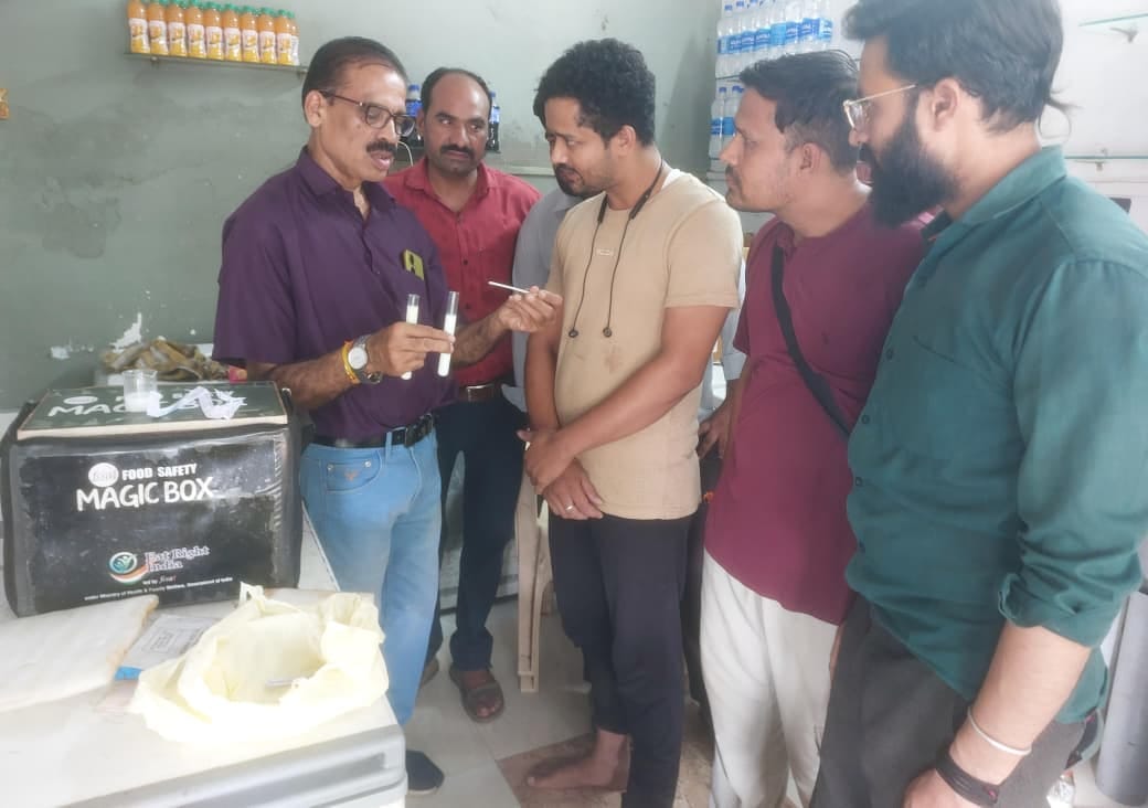 Narmadapuram News: त्योहारों से पहले डेयरियों पर खाद्य विभाग की छापेमारी, 5 जगह दूध की जांच