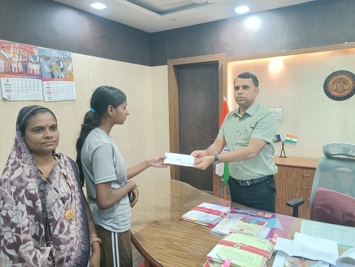 इलाज का खर्च उठाना मुश्किल था, कलेक्टर सोमेश मिश्रा ने सोनम कटारे को दी आर्थिक मदद