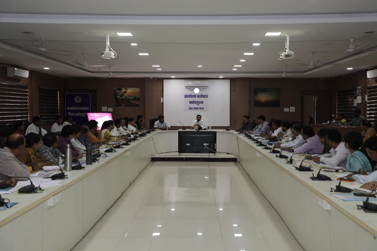 कलेक्टर आशीष वशिष्ठ ने अधिकारियों को दिए निर्देश, योजनाओं का लाभ हर पात्र हितग्राही तक पहुंचाना प्राथमिकता