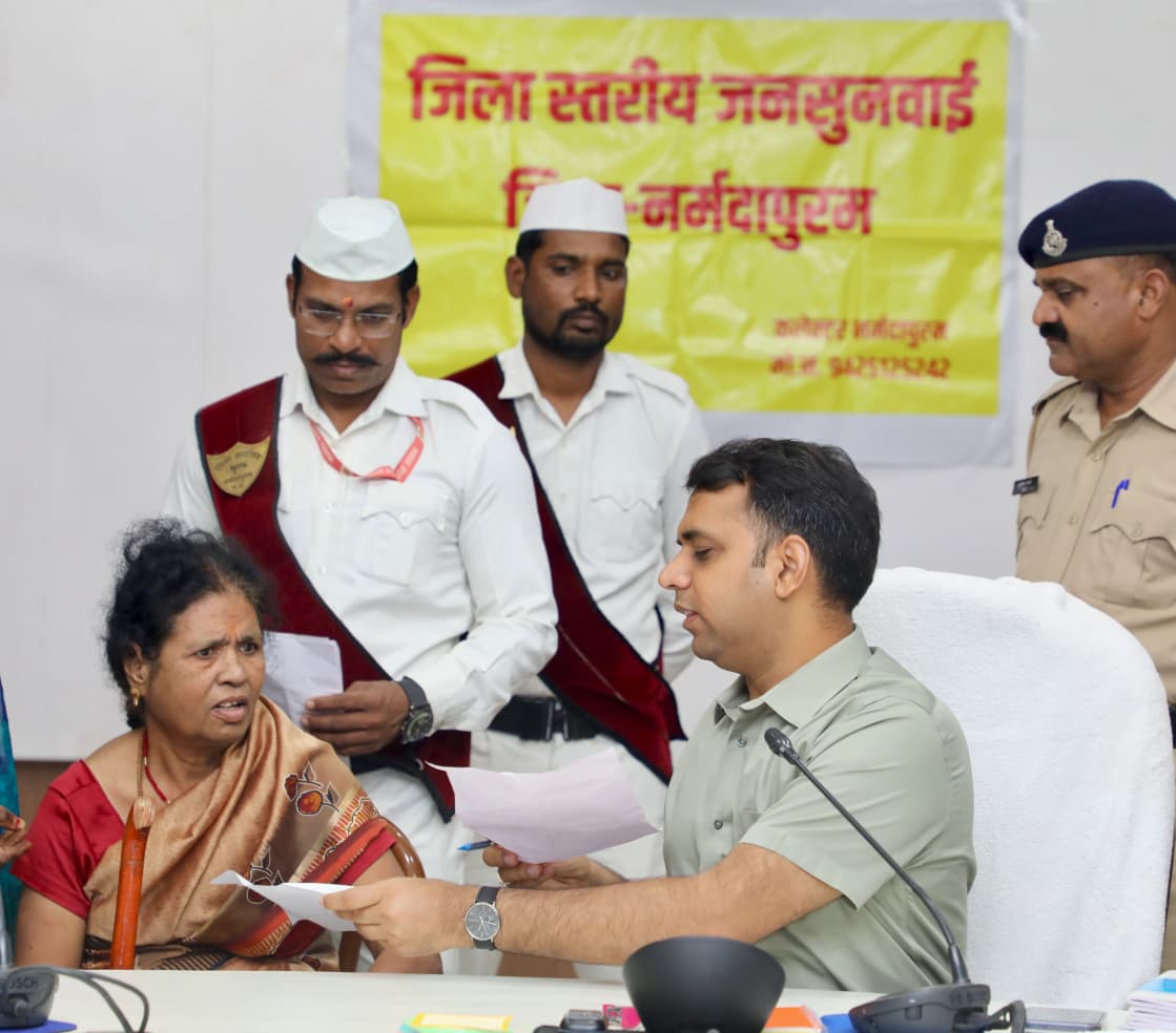 Narmadapuram News: कलेक्टर सोमेश मिश्रा ने जनसुनवाई में सुनीं 84 लोगों की समस्याएं
