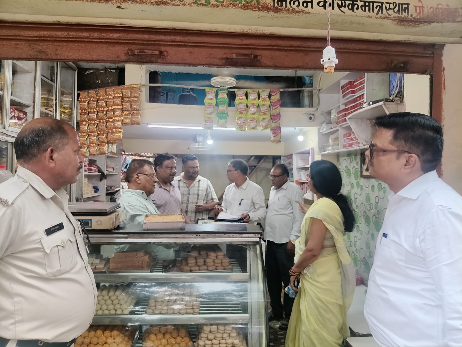 त्योहारों से पहले सोहागपुर में मिठाई दुकानों पर खाद्य विभाग की कार्रवाई, 5 किलो मावा कराया नष्ट