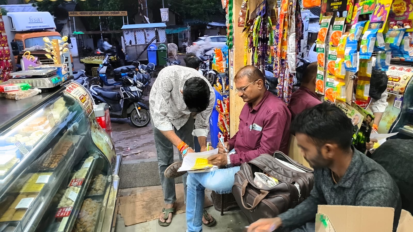 त्योहार से पहले मिठाई दुकानों पर कार्रवाई, 31 नमूने जांच के लिए लिए