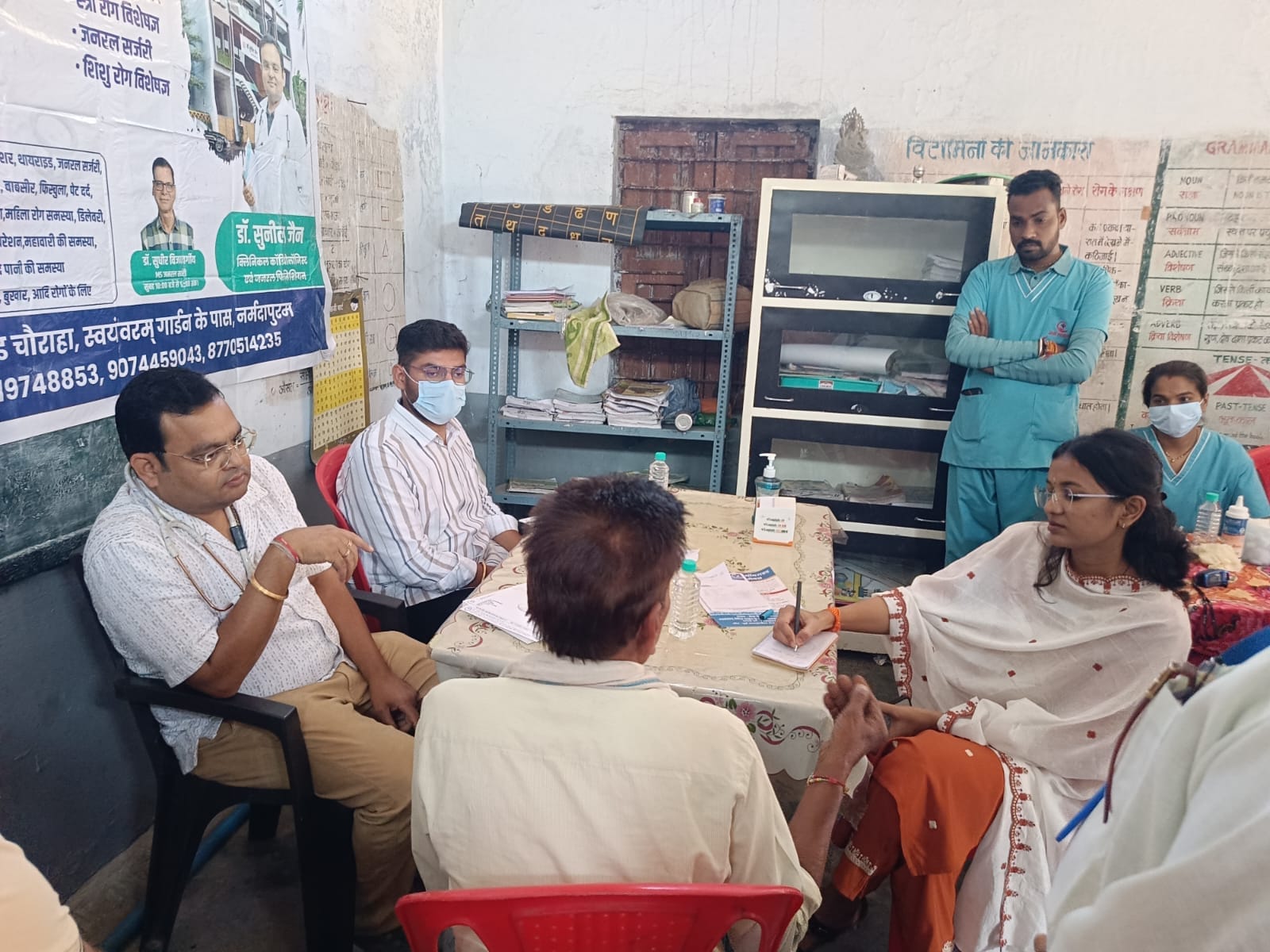 ग्राम बुधवाड़ा में वरिष्ठ नागरिक समिति की सराहनीय पहल, स्वास्थ्य शिविर में 13 विशेषज्ञ चिकित्सकों ने की मरीजों की जांच
