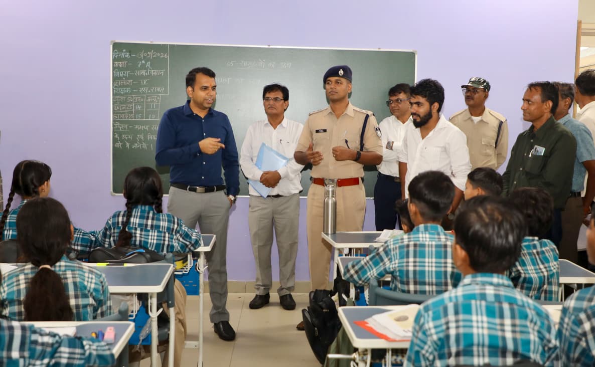 सांदीपनि विद्यालय पिपरिया में कलेक्टर ने बच्चों के बीच शिक्षक बनकर पढ़ाया पाठ