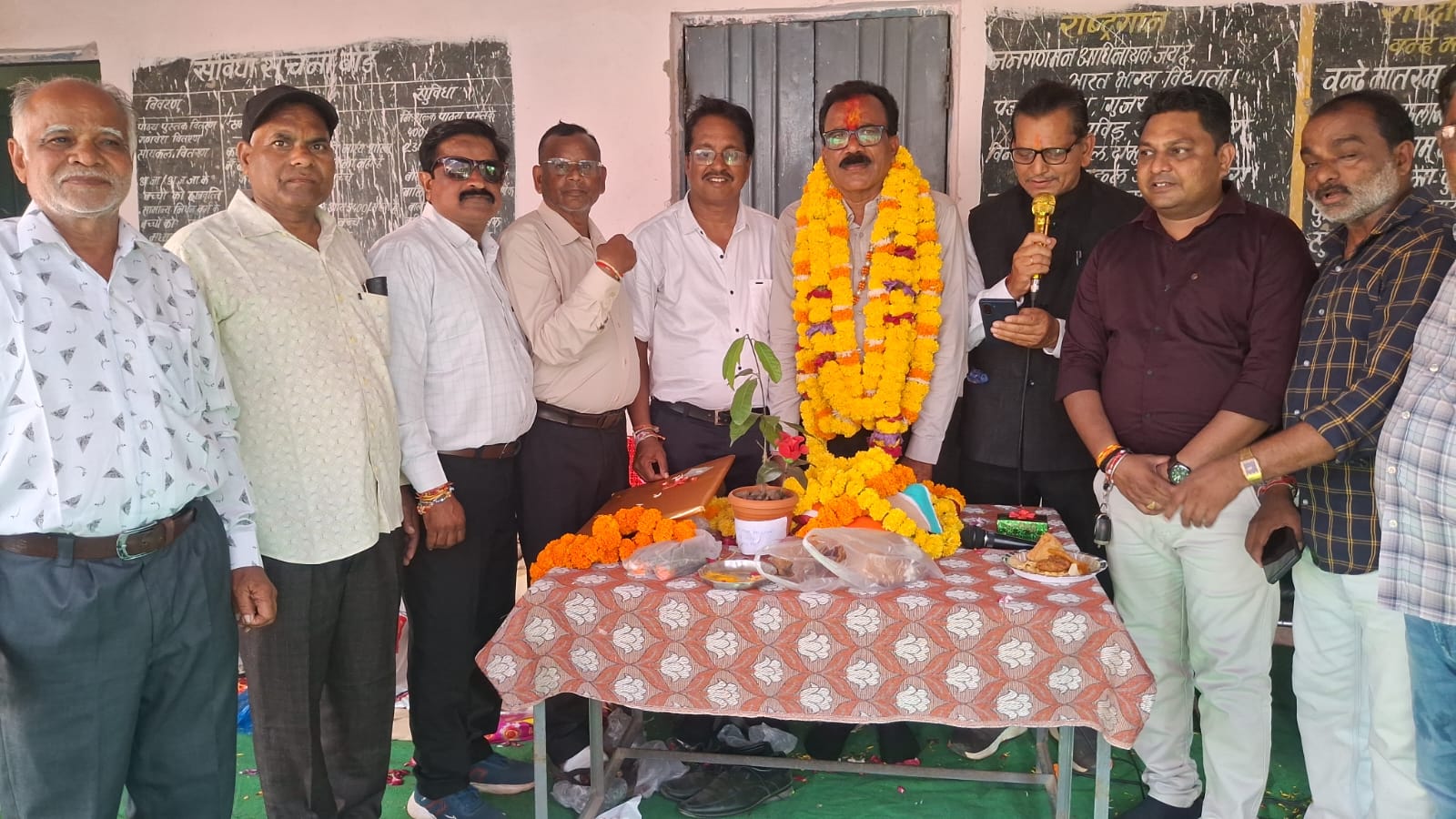 37 वर्षों की सेवा के बाद शिक्षक जगदीश यादव सेवानिवृत्त, पनवासा में हुआ विदाई समारोह