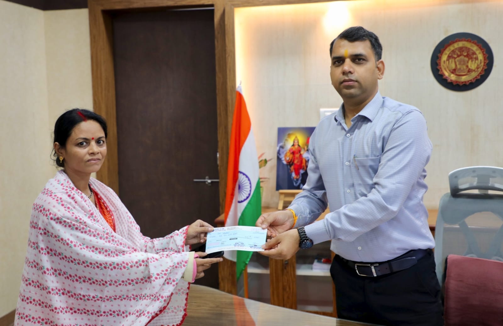 इलाज के लिए आर्थिक संकट से जूझ रही महिला को मिली मदद, कलेक्टर ने रेडक्रॉस से दिलाए ₹5 हजार
