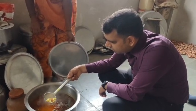 कलेक्टर ने खुद थाली में खाना लेकर परखी भोजन की गुणवत्ता