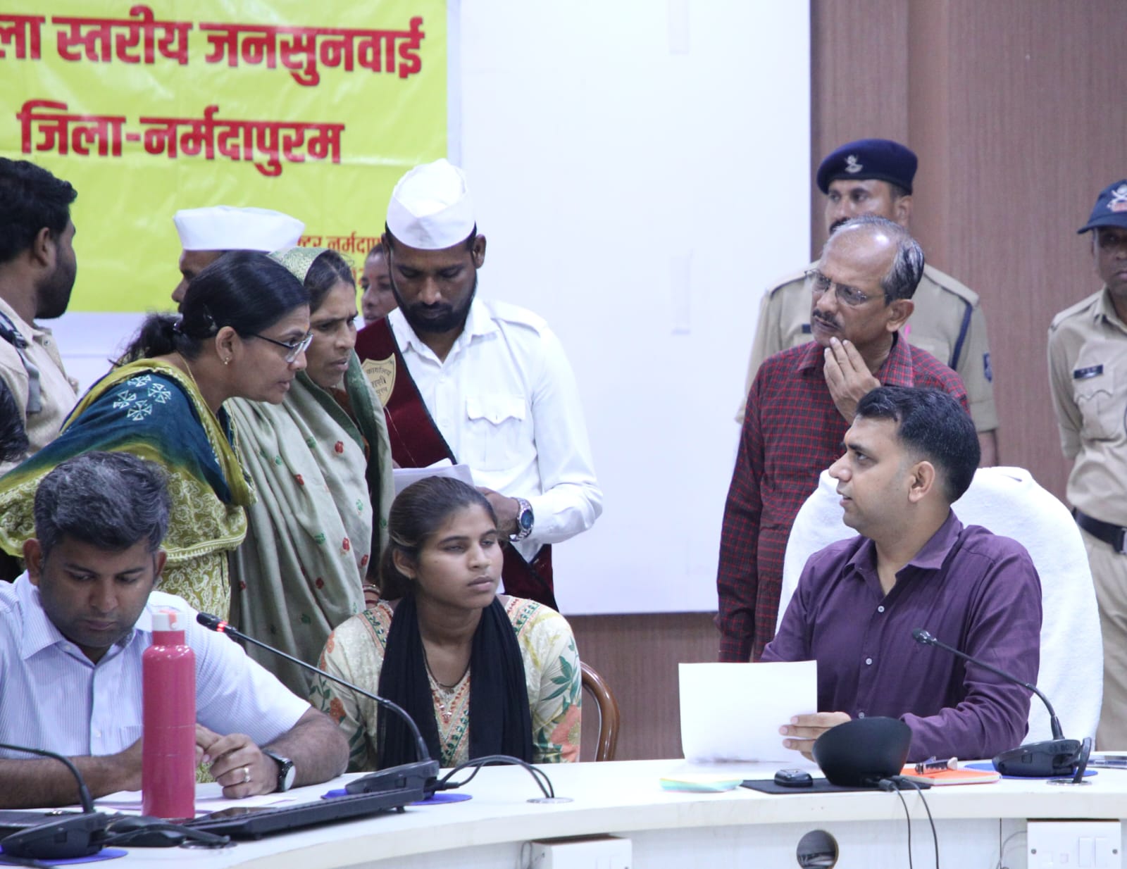 जनसुनवाई में कलेक्टर ने सुनी नागरिकों की समस्याएं, 128 आवेदनों पर हुई सुनवाई