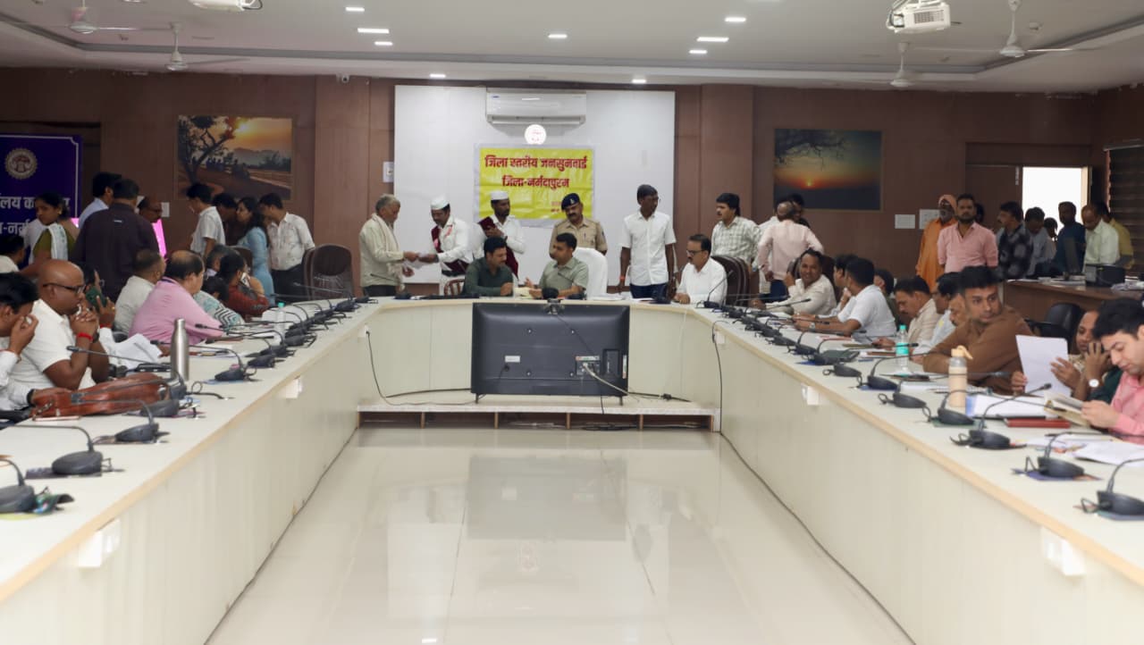 कलेक्टर सोमेश मिश्रा जनसुनवाई में