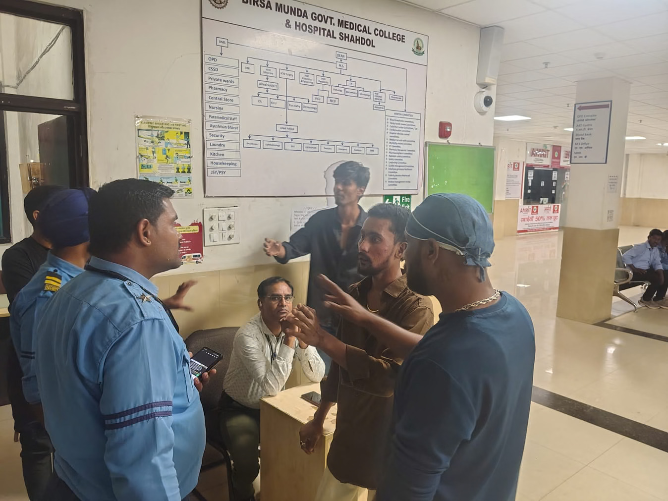 मेडिकल कॉलेज में गार्ड को चाकू दिखाकर धमकाने का आरोप, सुबह सोहागपुर पुलिस ने दो युवकों को हिरासत में लिया