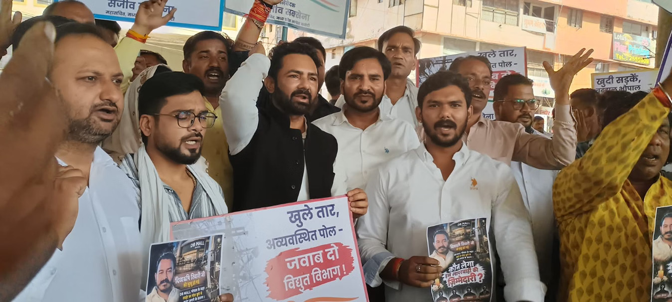 दिव्यऋषि तिवारी की मौत के बाद कांग्रेस का प्रदर्शन, बिजली विभाग और नगर निगम का पुतला फूंका