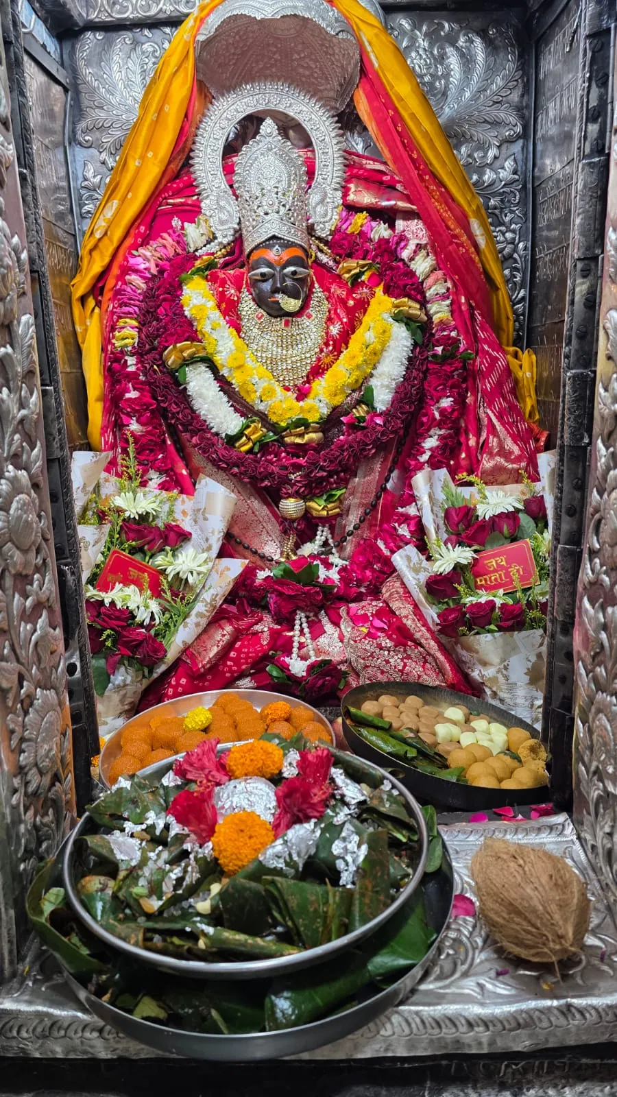 मैहर में शारदीय नवरात्रि मेले का शुभारंभ, लाल परिधान में सजीं मां शारदा; सुबह 3 बजे खुले मंदिर के पट