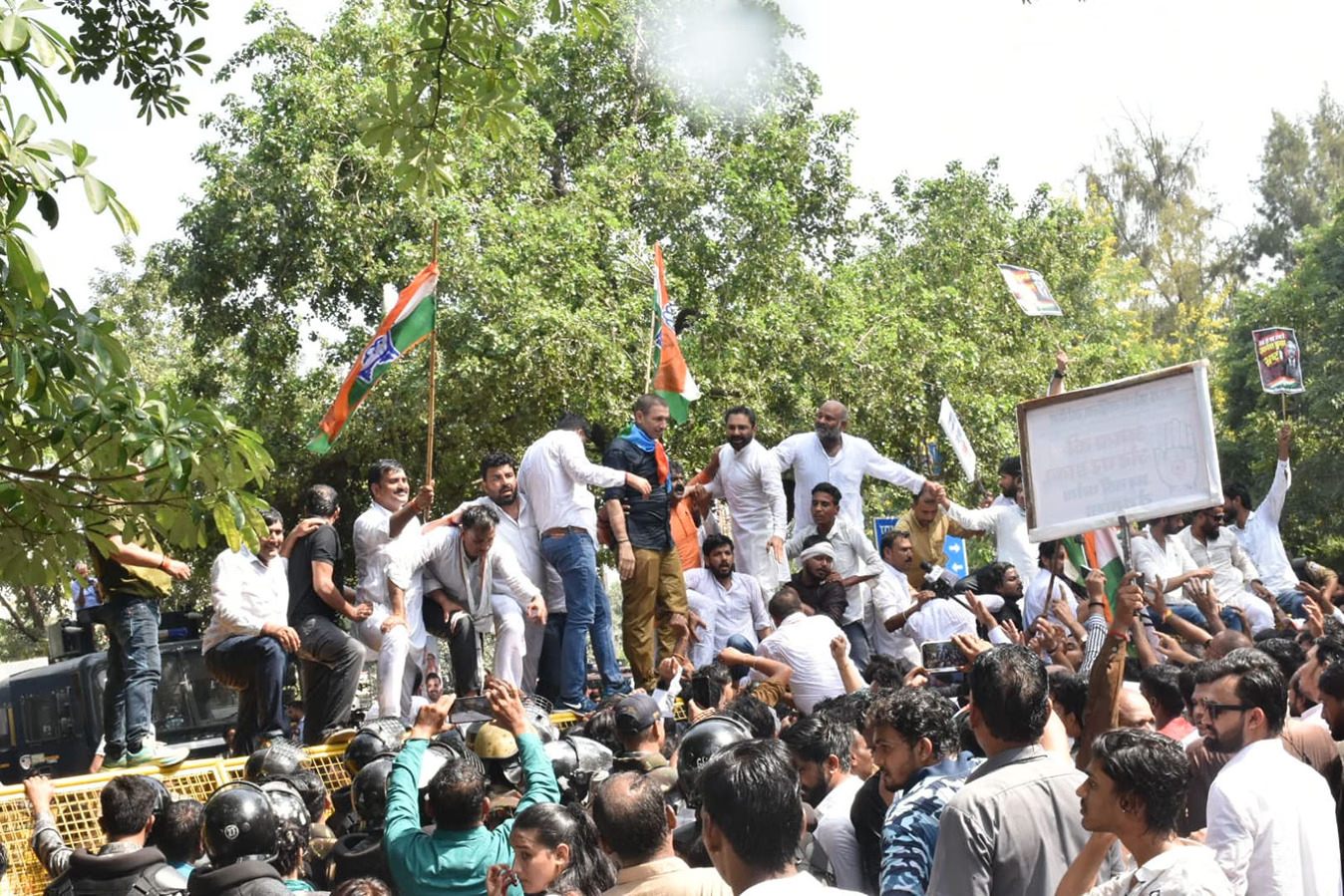 भोपाल में SIR के विरोध में कांग्रेस का हल्लाबोल, पुलिस से झड़प; वाटर कैनन से रोका मार्च