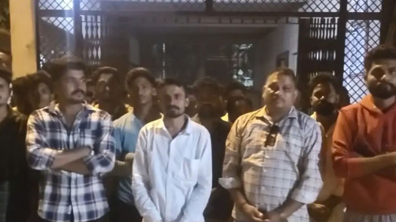 अलीराजपुर में बिजली कटौती से किसान परेशान: रात 3 बजे शिकायत लेकर बिजली दफ्तर पहुंचे ग्रामीण, फिर भी नहीं मिला समाधान