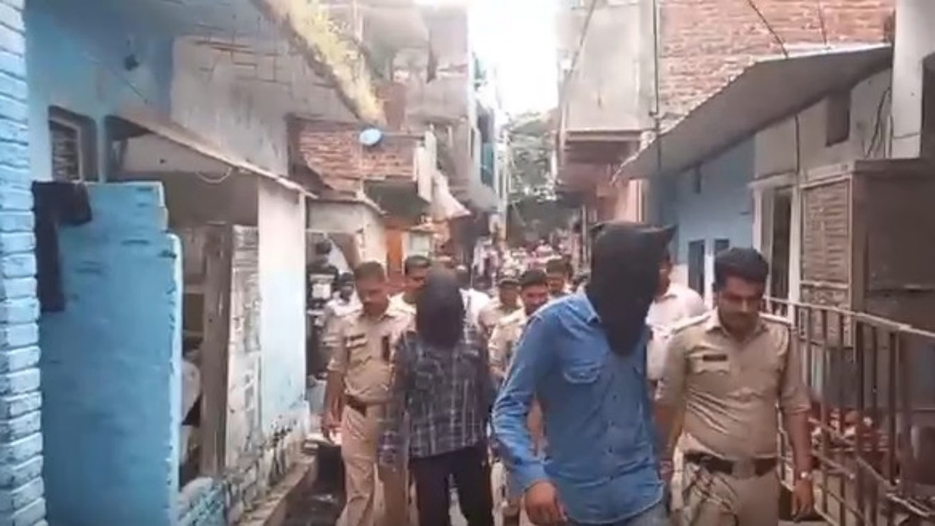 सतना में रेत कारोबारी पर फायरिंग: दो सगे भाई गिरफ्तार, पुलिस ने घटनास्थल पर निकाला पैदल जुलूस