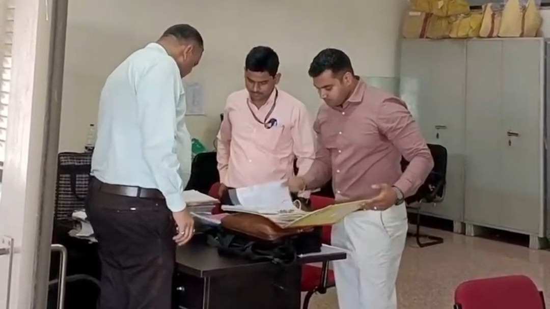 फर्जी अंकसूची से सरकारी नौकरी का फर्जी अंकसूची से सरकारी नौकरी का खेल! CBI ने 8 पर कसा शिकंजा, कटनी तक पहुंची जांच: CBI ने 8 आरोपियों पर दर्ज की FIR, कटनी तक पहुंची जांच